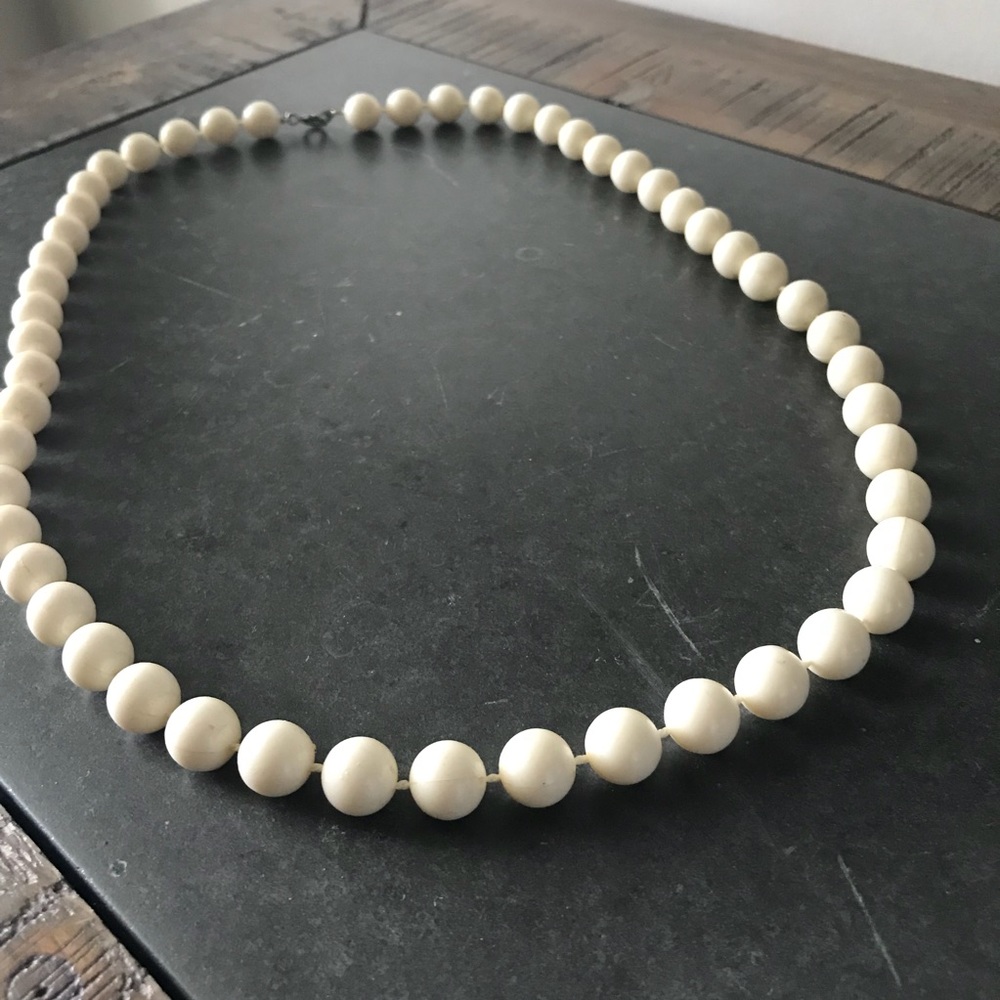 Retro Faux Pearl Necklace - Picture 3 of 5